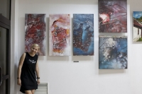 Artyści na tle prac