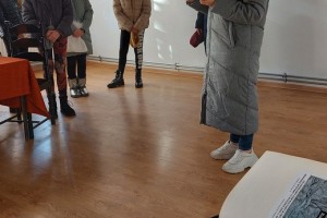 Zwiedzanie wystawy prac Roberta Znajomskiego przez uczniów SP w Ostrówku