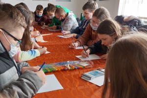 Zwiedzanie wystawy prac Roberta Znajomskiego przez uczniów SP w Ostrówku