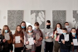 Zwiedzanie wystawy prac Roberta Znajomskiego przez uczniów SP w Ostrówku
