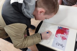 uczniowie z klasy 5c ze Szkoły Podstawowej im. T. Kościuszki w Łęcznej zwiedzili wystawy w CK-Osiedlowym Domu Kultury
