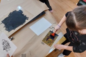 Wykonywanie przez dzieci z klasy IID ze Szkoły Podstawowej nr 2 w Łęcznej linorytów na warsztatach graficznych w CK-Osiedlowym Domu Kultury w Łęcznej prowadzonych przez instruktora Pawła Brodzisza