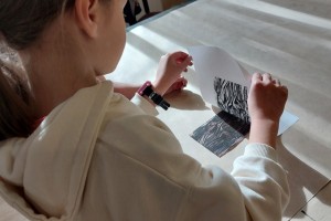 Wykonywanie przez dzieci z klasy IID ze Szkoły Podstawowej nr 2 w Łęcznej linorytów na warsztatach graficznych w CK-Osiedlowym Domu Kultury w Łęcznej prowadzonych przez instruktora Pawła Brodzisza