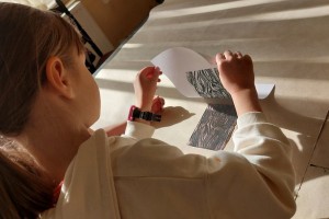 Wykonywanie przez dzieci z klasy IID ze Szkoły Podstawowej nr 2 w Łęcznej linorytów na warsztatach graficznych w CK-Osiedlowym Domu Kultury w Łęcznej prowadzonych przez instruktora Pawła Brodzisza