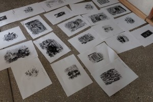 Wykonywanie przez dzieci z klasy IID ze Szkoły Podstawowej nr 2 w Łęcznej linorytów na warsztatach graficznych w CK-Osiedlowym Domu Kultury w Łęcznej prowadzonych przez instruktora Pawła Brodzisza