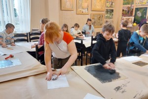 Wykonywanie przez dzieci z klasy IID ze Szkoły Podstawowej nr 2 w Łęcznej linorytów na warsztatach graficznych w CK-Osiedlowym Domu Kultury w Łęcznej prowadzonych przez instruktora Pawła Brodzisza