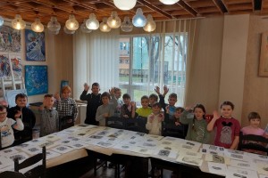 Wykonywanie przez dzieci z klasy IID ze Szkoły Podstawowej nr 2 w Łęcznej linorytów na warsztatach graficznych w CK-Osiedlowym Domu Kultury w Łęcznej prowadzonych przez instruktora Pawła Brodzisza