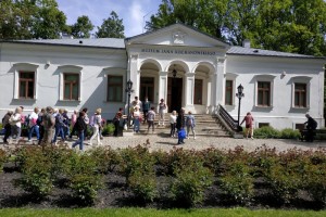 19 maja 2022r słuchacze UTW byli na wycieczce do Janowca i Czarnolasu.  Zwiedziliśmy ruiny zamku, dwór i spichlerz w Janowcu nad Wisłą. Podziwialiśmy piękne widoki ze wzgórza zamkowego. W Czarnolesie zwiedzaliśmy Muzeum Jana Kochanowskiego. Po trudach wędrówki odpoczynek przy ognisku.