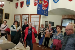 19 maja 2022r słuchacze UTW byli na wycieczce do Janowca i Czarnolasu.  Zwiedziliśmy ruiny zamku, dwór i spichlerz w Janowcu nad Wisłą. Podziwialiśmy piękne widoki ze wzgórza zamkowego. W Czarnolesie zwiedzaliśmy Muzeum Jana Kochanowskiego. Po trudach wędrówki odpoczynek przy ognisku.