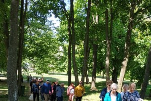 19 maja 2022r słuchacze UTW byli na wycieczce do Janowca i Czarnolasu.  Zwiedziliśmy ruiny zamku, dwór i spichlerz w Janowcu nad Wisłą. Podziwialiśmy piękne widoki ze wzgórza zamkowego. W Czarnolesie zwiedzaliśmy Muzeum Jana Kochanowskiego. Po trudach wędrówki odpoczynek przy ognisku.