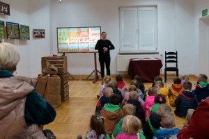 Wizyta dzieci na wystawie Stanisława Koguciuka