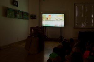 Wizyta dzieci na wystawie Stanisława Koguciuka