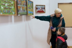 Wizyta dzieci na wystawie Stanisława Koguciuka