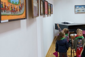Wizyta dzieci na wystawie Stanisława Koguciuka