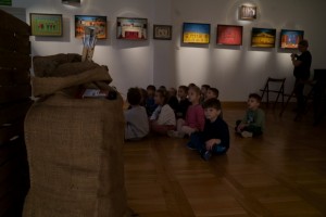 Wizyta dzieci na wystawie Stanisława Koguciuka