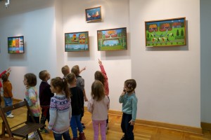 Wizyta dzieci na wystawie Stanisława Koguciuka