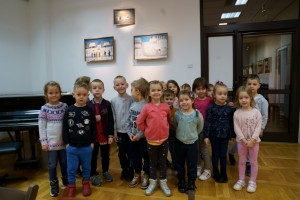 Wizyta dzieci na wystawie Stanisława Koguciuka