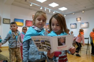 Wizyta dzieci na wystawie Stanisława Koguciuka