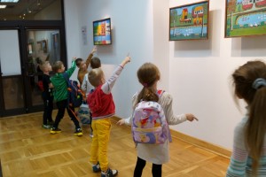 Wizyta dzieci na wystawie Stanisława Koguciuka