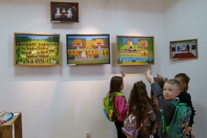 Wizyta dzieci na wystawie Stanisława Koguciuka