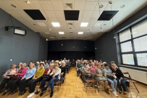 Dnia 23 października 2025 roku słuchacze Uniwersytetu Trzeciego Wieku uczestniczyli w wykładzie i zajęciach praktycznych z zakresu „Pierwszej pomocy”