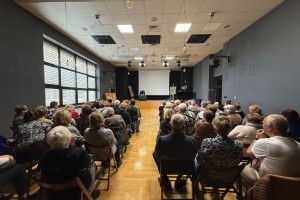Dnia 23 października 2025 roku słuchacze Uniwersytetu Trzeciego Wieku uczestniczyli w wykładzie i zajęciach praktycznych z zakresu „Pierwszej pomocy”