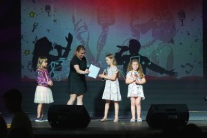 ZAKOŃCZENIE ROKU ARTYSTYCZNEGO DZIECI UCZĘSZCZAJĄCYCH NA ZAJĘCIA WOKALNE, FORTEPIANOWE ORAZ DZIKIEJ AKADEMII MUSICALU 